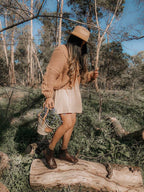 Helsinki Cocoa Brown, en uso, imagen de estilo de vida, modelo caminando