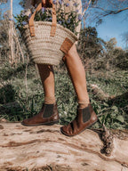 Helsinki Cocoa Brown, en uso, imagen de estilo de vida en el bosque
