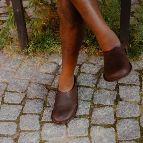 Zapatos VIBAe Zuma Cocoa Brown, en uso, primer plano del tobillo