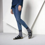 Sandalias Birkenstock Florida Patent Black, calzado por modelo femenino, en movimiento