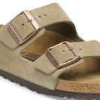 Sandalias Birkenstock Arizona Suede Taupe, detalle del material, hebillas primer plano