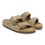 Sandalias Birkenstock Arizona Suede Taupe, par completo en tres cuartos