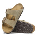 Sandalias Birkenstock Arizona Suede Taupe, par en perspectiva, vista de la suela