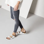 Sandalias Birkenstock Arizona White, calzado por modelo femenino