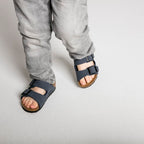 Sandalias Birkenstock Arizona Kids Navy, calzado por modelo infantil, primer plano de los pies