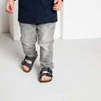 Sandalias Birkenstock Arizona Kids Navy, calzado por modelo infantil, de cuerpo entero de pie
