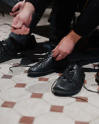 Lisboa Preto Black, en uso, modelo atandose el calzado
