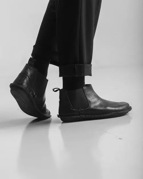 Hanko Preto Black, calzado por modelo, primer plano del tobillo en movimiento