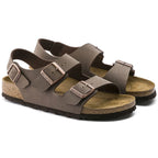 Sandalias Birkenstock Milano Mocha, par completo en tres cuartos