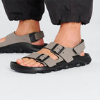 Sandalias Birkenstock Mogami Terra Apex Concrete Gray, calzado por modelo masculino