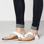 Sandalias Birkenstock Gizeh White, calzado por modelo femenino primer plano de los pies