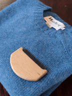 Accesorios Rumbos Peine quitapelusas para Sweaters y Cardigans de Lana, aplicando el producto sobre el sweater