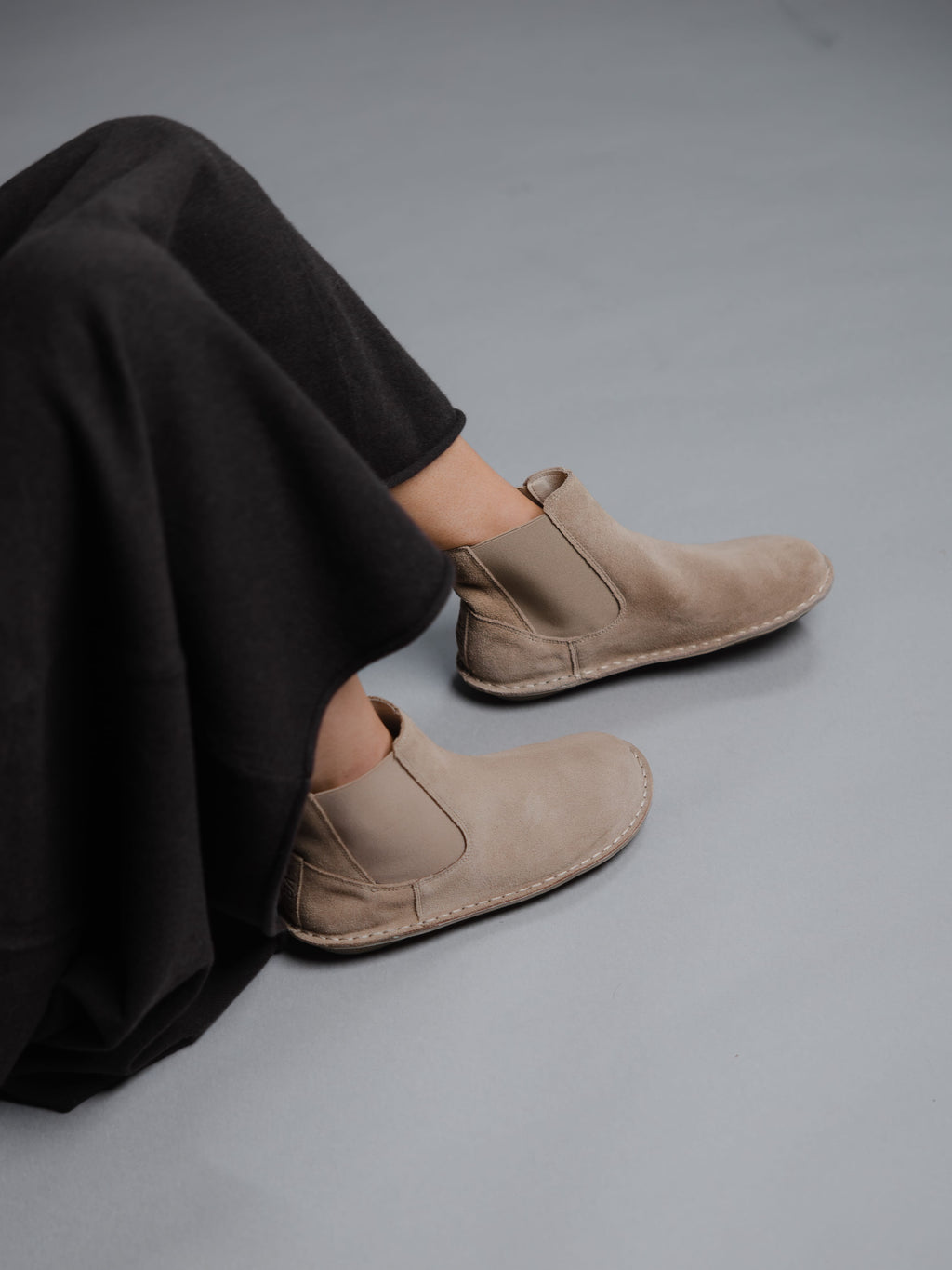 Helsinki Desert Sand, calzado por modelo, primer plano del pie sentado
