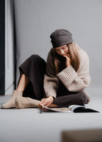 Helsinki Desert Sand, en uso, imagen de estilo de vida sentada leyendo