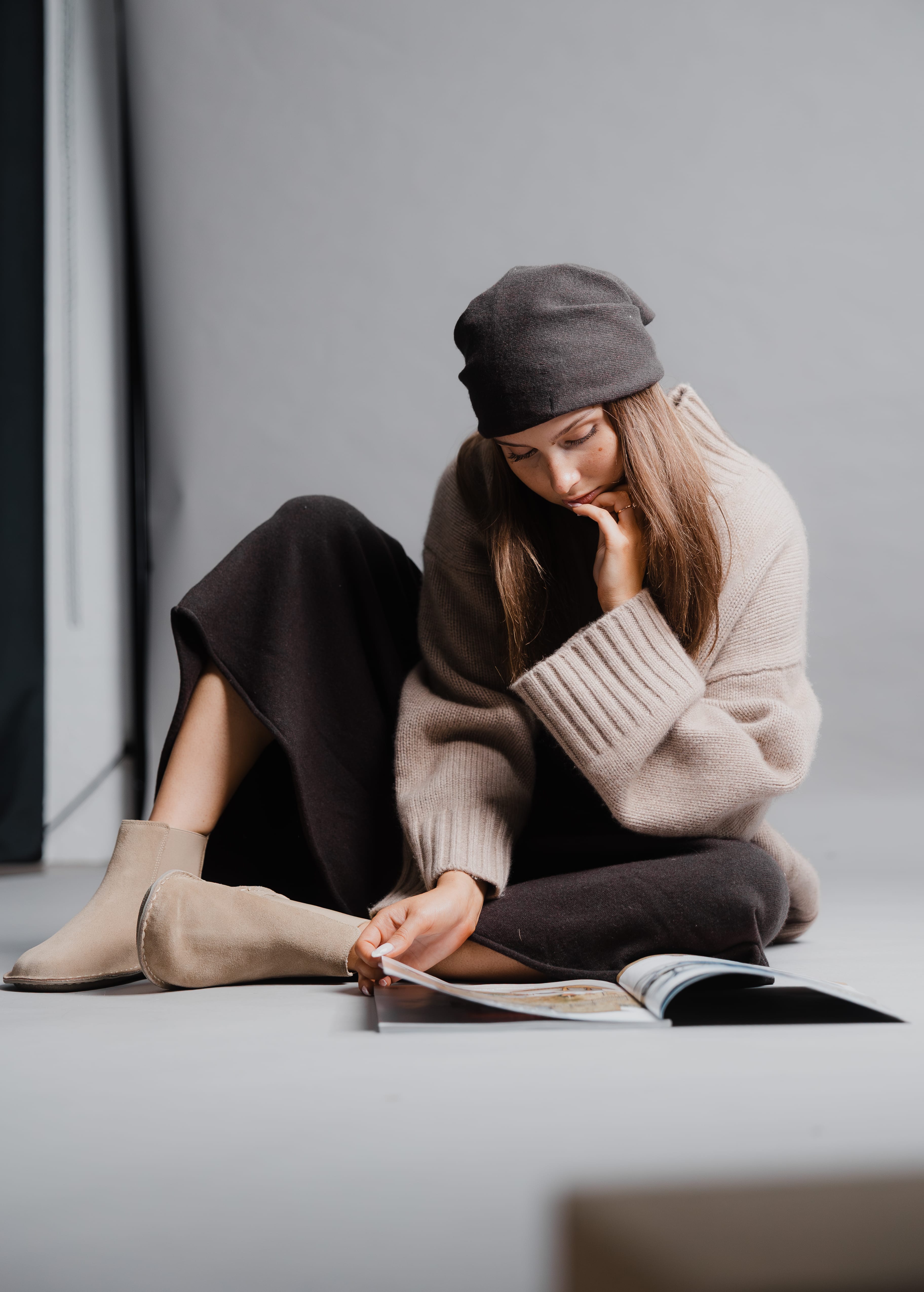Helsinki Desert Sand, en uso, imagen de estilo de vida sentada leyendo
