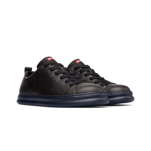 Zapatillas Camper Runner Four Negro, vista frontal en tres cuartos