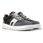 Zapatillas Camper Runner K21 Gris/negro, vista frontal en tres cuartos