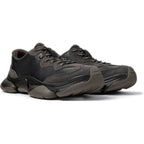 Zapatillas Camper karst Negro/Gris, vista frontal en tres cuartos