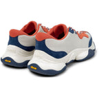 Zapatillas Camper Karst Blanco/Azul/Rojo, vista trasera en tres cuartos