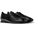 Zapatos Camper Casi Myra Negro, vista frontal en tres cuartos
