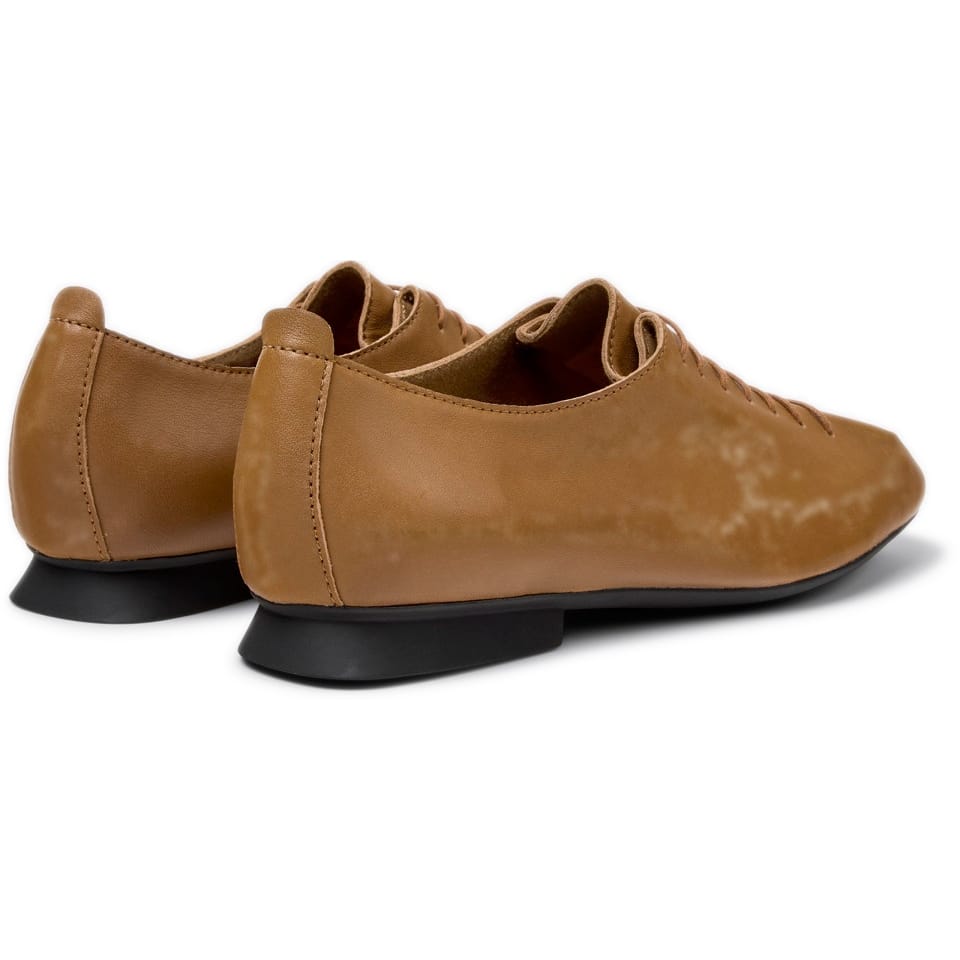 Zapatos Camper Casi Myra Marrón, vista trasera en tres cuartos