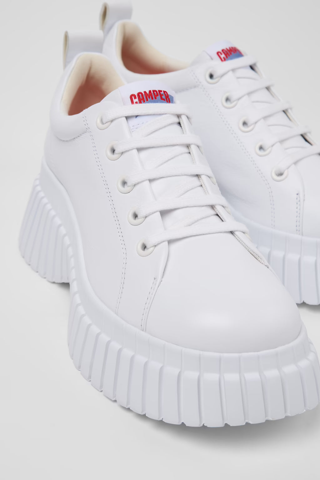 Zapatos Camper Pix BCN Blanco, detalle de los cordones y puntera