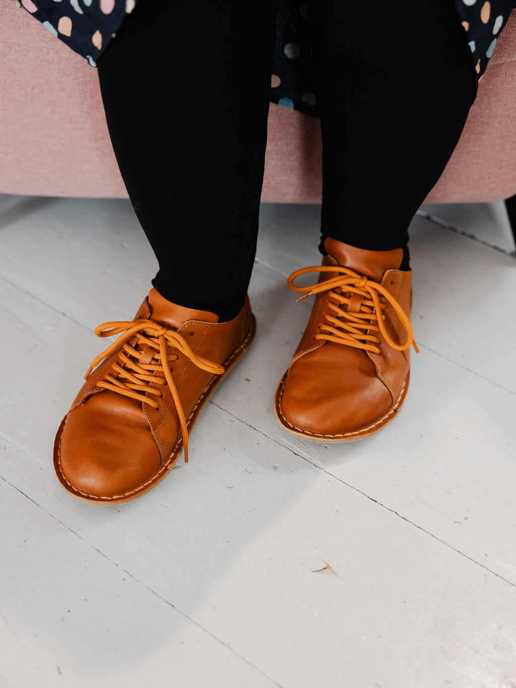 Lisboa Cognac Brown, en uso, imagen de estilo de vida (2)