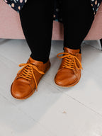 Lisboa Cognac Brown, en uso, imagen de estilo de vida (2)