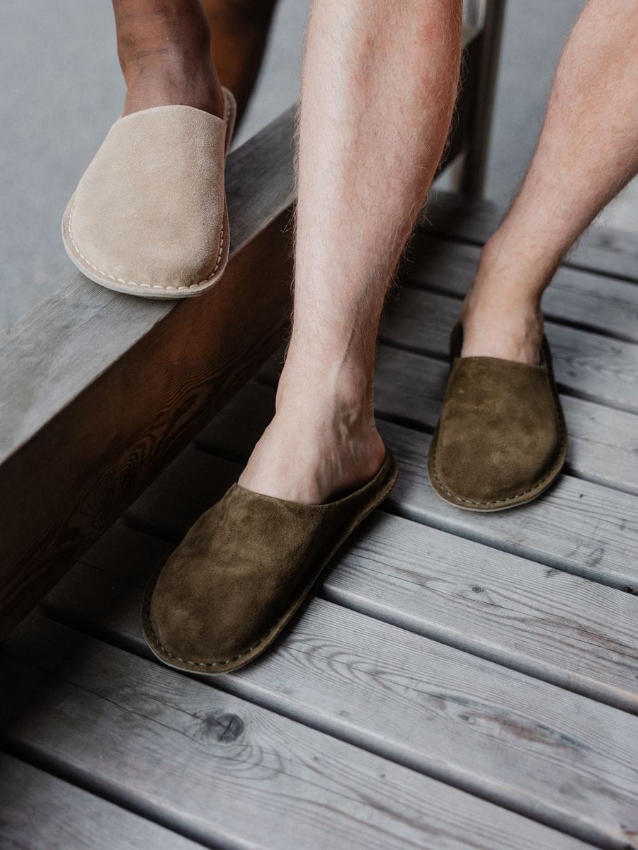 Roma Bosco Khaki, en uso, primer plano de pies con pantuflas