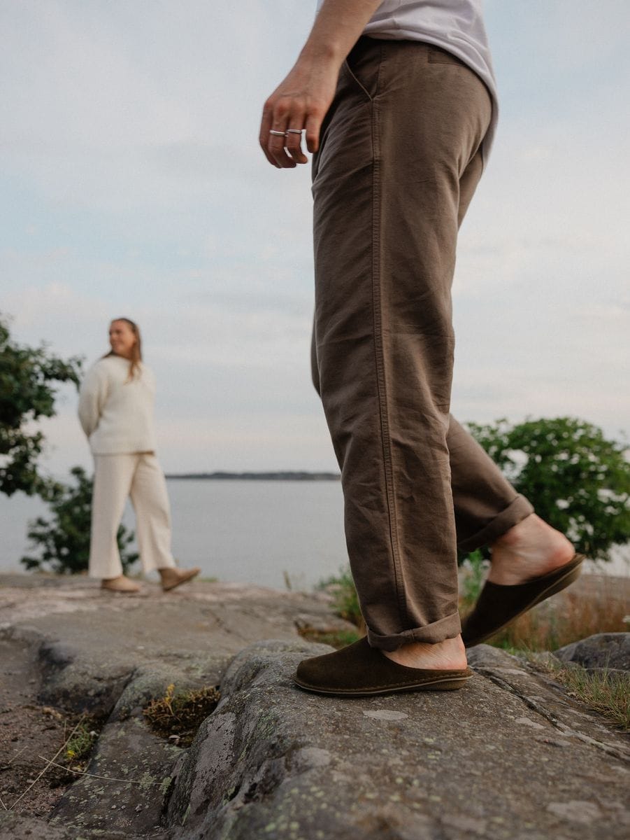 Roma Bosco Khaki, en uso, imagen de estilo de vida junto al mar