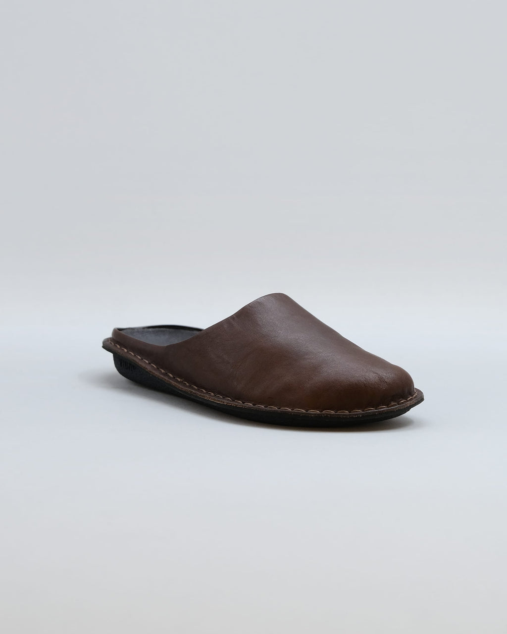 Zuecos VIBAe Roma Cocoa Brown, vista en tres cuartos