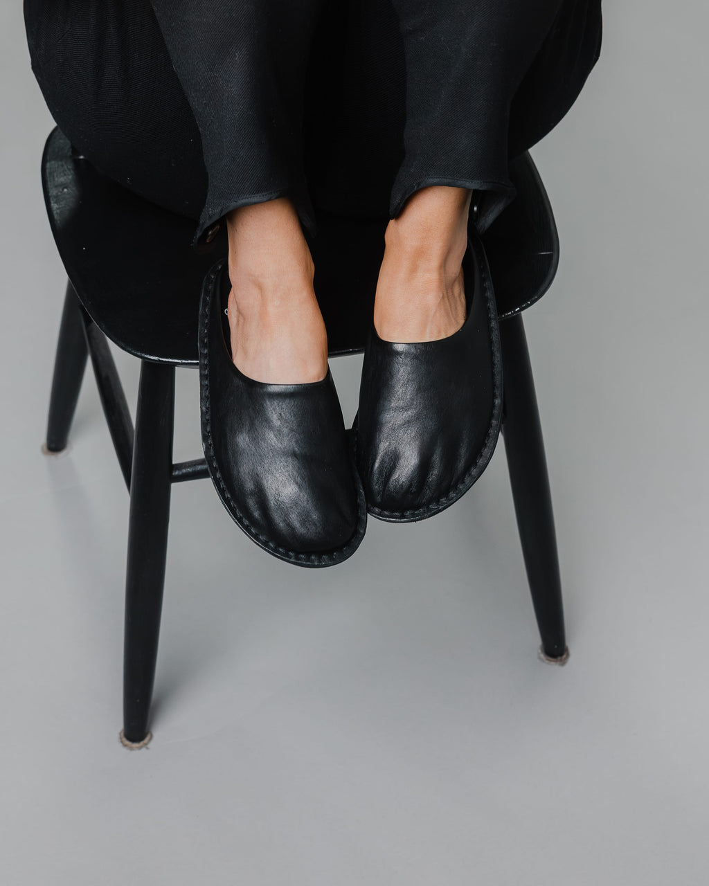 Zuecos VIBAe Roma Preto Black, en uso, imagen de estilo de vida sentada en silla