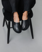 Zuecos VIBAe Roma Preto Black, en uso, imagen de estilo de vida sentada en silla
