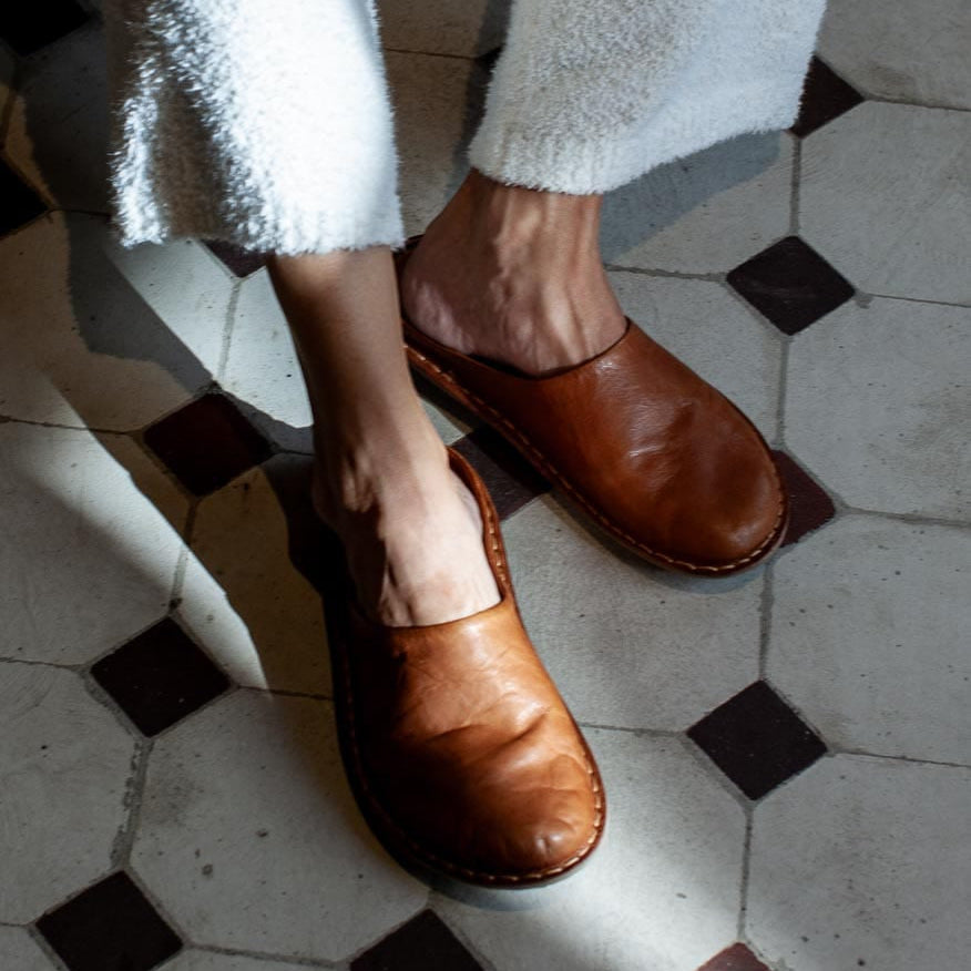 Roma Cognac Brown, en uso, primer plano de los pies de la modelo