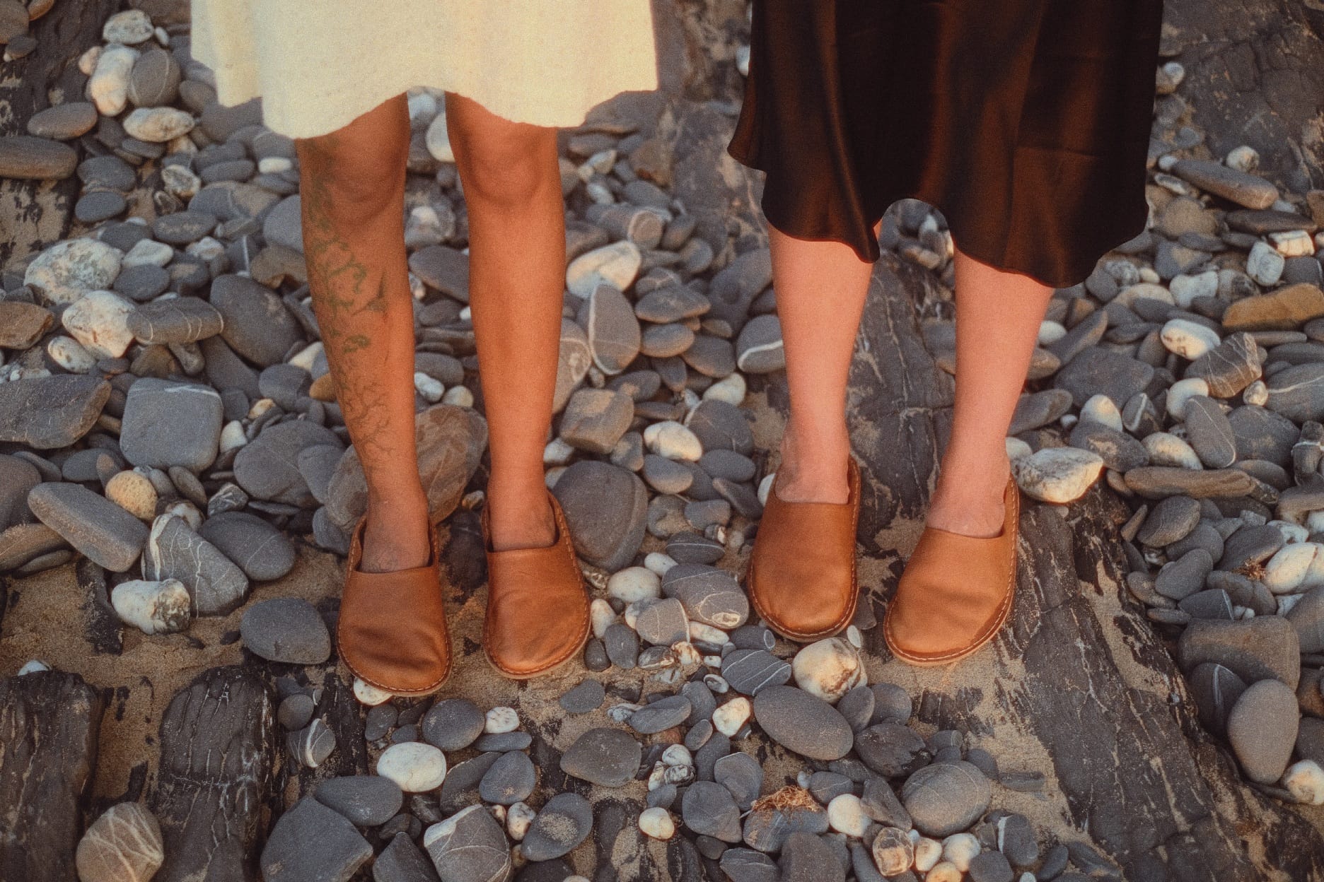 Zuecos VIBAe Roma Cognac Brown, en uso, imagen de estilo de vida con dos modelos