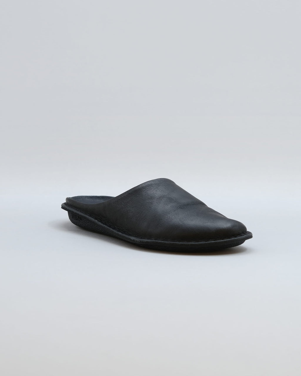 Zuecos VIBAe Roma Preto Black, perfil lateral en tres cuartos