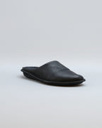 Zuecos VIBAe Roma Preto Black, perfil lateral en tres cuartos