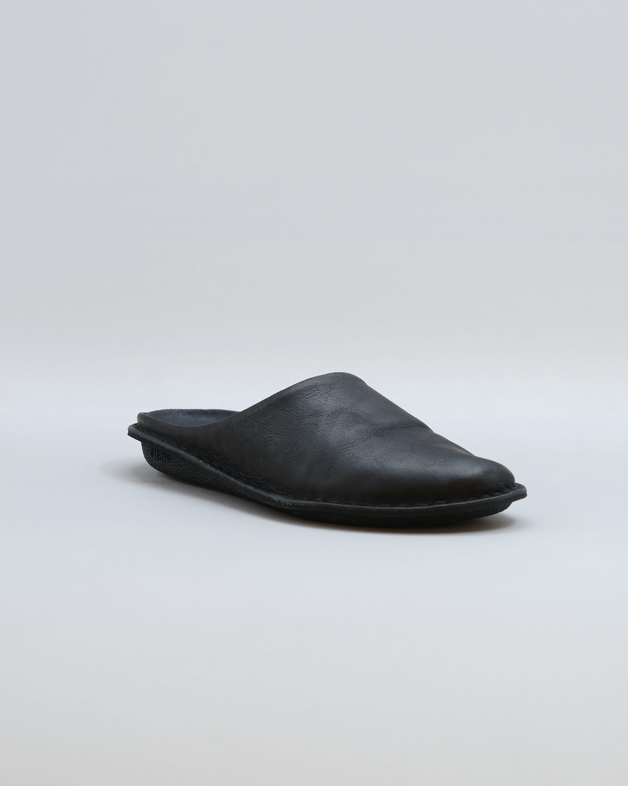 Zuecos VIBAe Roma Preto Black, perfil lateral en tres cuartos