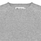 Sweater Harley of Scotland Sweater Harley Mujer Silver, detalle del cuello y etiqueta