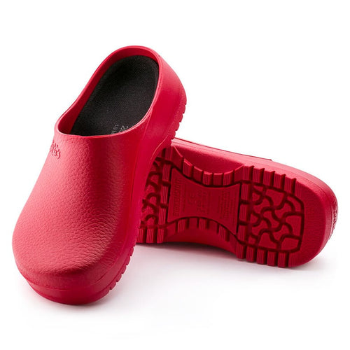 Zuecos Birkenstock Super-Birki Fusion Red, par completo en tres cuartos, con la suela a la vista