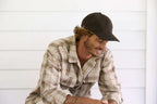 Gorro Conner Hats Kentucky Waterproof Oiled Cotton Cap, puesta por modelo, sentado