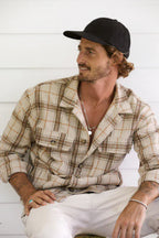 Gorro Conner Hats Kentucky Waterproof Oiled Cotton Cap Negro, puesto por modelo