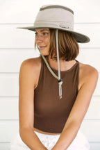 Sombreros Conner Hats Tarpon Springs Sand, puesto por modelo femenino