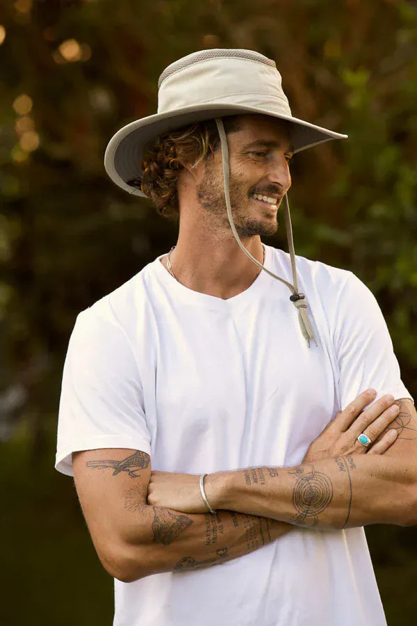 Sombreros Conner Hats Tarpon Springs Sand, puesto por modelo masculino