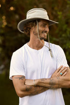 Sombreros Conner Hats Tarpon Springs Sand, puesto por modelo masculino