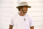 Sombreros Conner Hats Aussie Surf Organic Cotton Hat Khaki, modelo masculino usando el sombrero