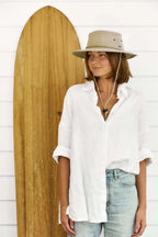 Sombreros Conner Hats Aussie Surf Organic Cotton Hat Khaki, modelo femenino usando el sombrero