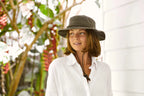 Sombreros Conner Hats Dusty Road Aussie Waterproof Cotton Hat Café, puesto por modelo femenino
