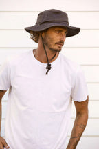 Sombreros Conner Hats Dusty Road Aussie Waterproof Cotton Hat Café, puesto por modelo masculino