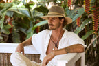 Sombreros Conner Hats Cool Air Hiker Hat Natural, modelo masculino usando el sombrero